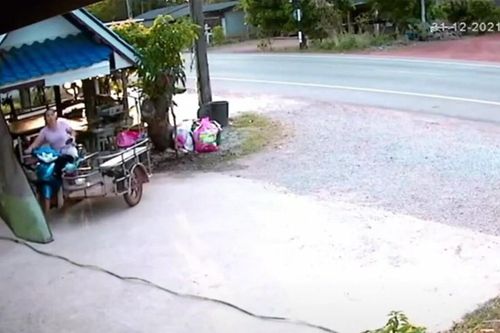 Clip: Xe container lật nghiêng san bằng cả quán ven đường, người phụ nữ thoát nạn trong gang tấc