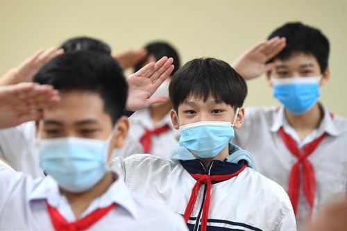 Sáng nay, TP.HCM và nhiều địa phương cho học sinh trở lại trường