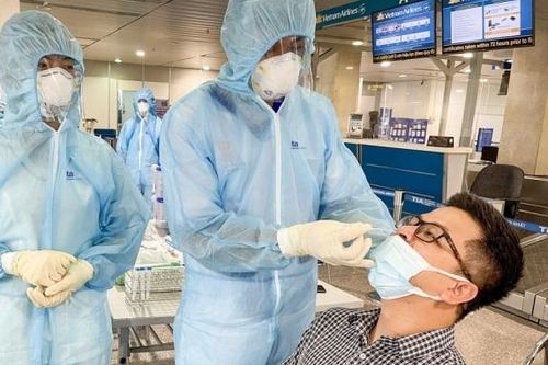 Test nhanh COVID-19 khách quốc tế còn bất cập