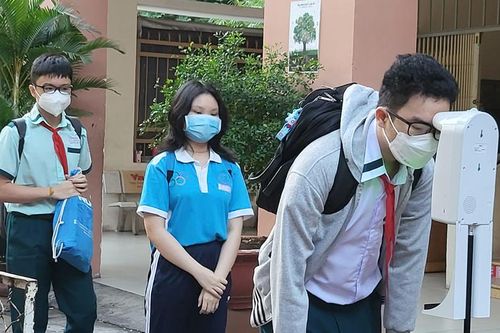 Học sinh các khối lớp 7, 8, 10, 11 tại thành phố Hồ Chí Minh đến trường học trực tiếp