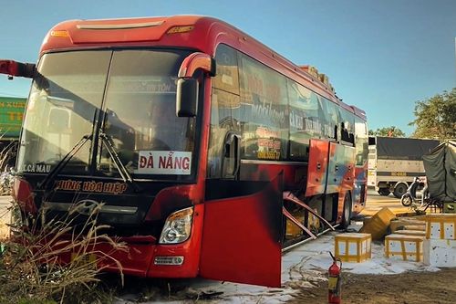 Ôtô giường nằm bốc cháy sau khi cuốn xe máy vào gầm