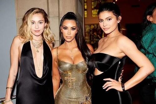 Kim Kardashian hủy theo dõi Miley Cyrus sau đêm nhạc