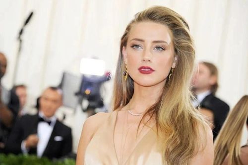 Amber Heard còn lái Tesla Model S do Elon Musk tặng