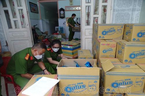 Phá đường dây sản xuất hàng giả, thu giữ hơn 10 tấn hàng hóa không rõ nguồn gốc