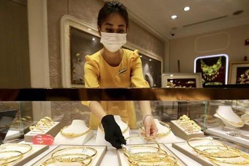 Ca nhiễm Omicron tăng cao, vàng đồng loạt 'đội giá'