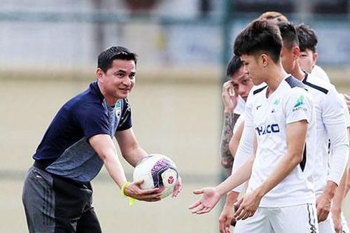 ĐT Malaysia tính 'cuỗm' Kiatisuk khỏi HAGL