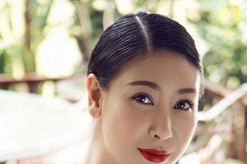 Hoa hậu Hà Kiều Anh khoe dáng gợi cảm ở tuổi U50
