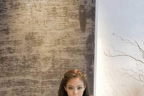 Ngắm Jennie (BLACKPINK) diện áo dạ Tweed đẹp 'xém xỉu', sang chảnh hết phần của thiên hạ