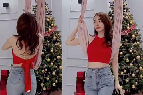 'Cá sấu chúa' Quỳnh Nga bị lộ 'phụ tùng' khi diện áo yếm tập yoga bay