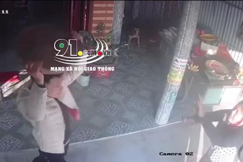Clip: Bức xúc cảnh hai nam thanh niên hùng hổ cầm thớt gỗ ném thẳng vào đầu người phụ nữ