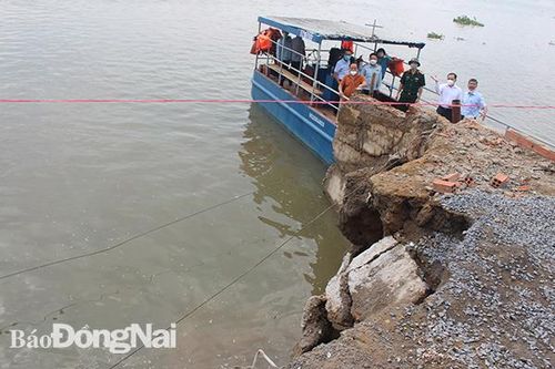 Sạt lở bờ sông Đồng Nai, khiến nhiều tài sản người dân chìm xuống sông
