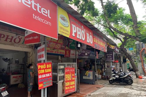Hà Nội cấm bán tại chỗ theo quận: 'Mất khách, tôi biết kinh doanh thế nào?'