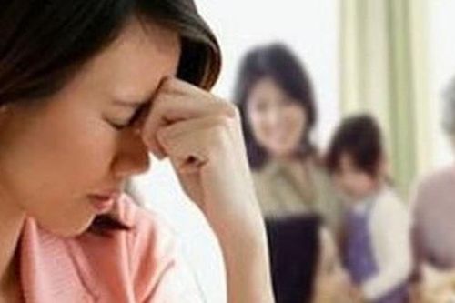 Trên đường về quê ngoại, con dâu quay lại lấy đồ phát hiện bí mật đáng xấu hổ của mẹ chồng