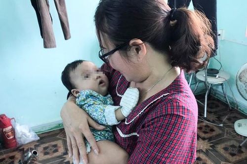 Bé gái 3 tháng tuổi bị bỏ rơi bên gốc cây
