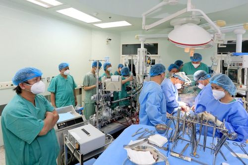 Vượt hàng trăm cây số ra Hà Nội lấy tim về ghép cho bệnh nhân