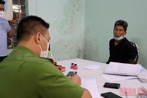 Bắt khẩn cấp hai nghi can cướp máy tính bảng của trẻ em học online