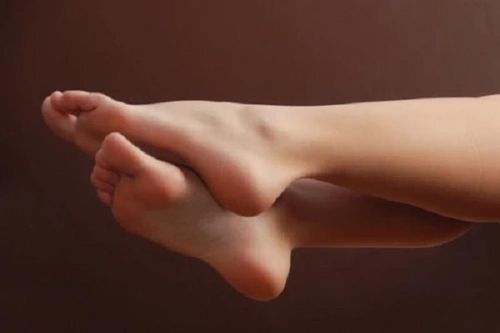 Bóp cổ bạn gái đến bất tỉnh để... ngửi chân