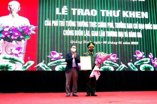 Trao thư khen của Phó Thủ tướng Thường trực Chính phủ Phạm Bình Minh cho lực lượng đấu tranh thành công Chuyên án QB1121