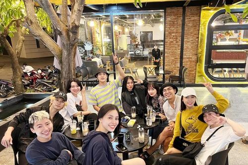 Sam liên tục đăng ảnh đi chơi cùng Tiểu Vy - Trần Phong, hội bạn thân mới của showbiz là đây?