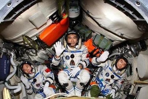 Trung Quốc ráo riết chinh phục Mặt trăng, Mỹ loay hoay chế tạo bộ đồ phi hành gia mới