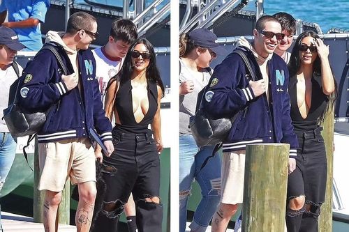 Kim Kardashian 'thả rông' vòng một sexy, tươi vui bên tình trẻ kém 13 tuổi