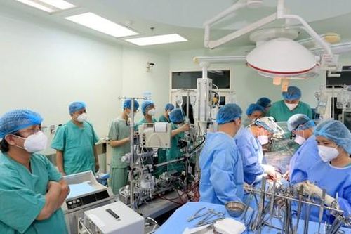 Xuyên đêm lên đường nhận trái tim hiến tặng từ Hà Nội mang về Huế cứu người
