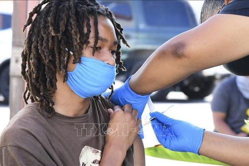 CDC Mỹ khuyến nghị sử dụng vaccine Pfizer tiêm mũi tăng cường cho trẻ từ 12-17 tuổi