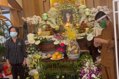 Xuất hiện hình ảnh được cho là mẹ Hồ Văn Cường tới lễ cúng 100 ngày Phi Nhung?