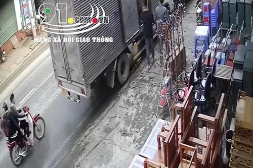 Clip: Hai học sinh chạy xe máy tông thẳng vào đuôi xe tải đỗ bên đường