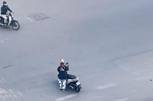 Hồn nhiên tập thể dục ngay ngã tư đường, cô gái khiến dân mạng ngán ngẩm: 'Con gái là thứ khó hiểu nhất'