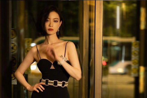 Top hình ảnh thời trang đẹp nhất Cbiz 2021: Địch Lệ Nhiệt Ba hay Phạm Băng Băng lên ngôi?
