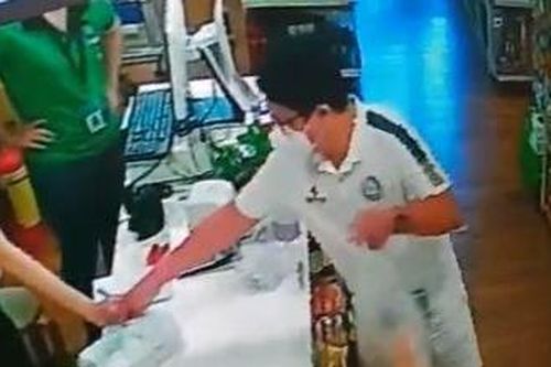 Nữ sinh viên ở TPHCM làm thêm tại siêu thị, bị khách 'cầm nhầm' túi tiền