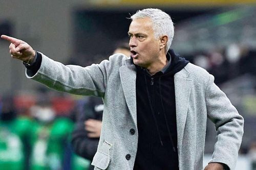 HLV Mourinho: 'Trọng tài chỉ muốn cho Milan hưởng penalty'