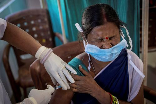 Nhà đầu tư đe dọa 'giam' tiền thưởng của các giám đốc hãng vaccine