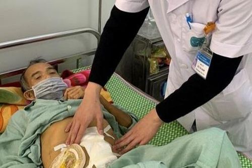 Nhiễm độc toàn thân, thủng ruột non do ăn... gà