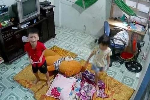 Bắt giữ 2 đối tượng vào phòng trọ cướp máy tính của trẻ em
