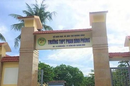 Nữ sinh vừa văng tục vừa tát đôm đốp vào mặt bạn học