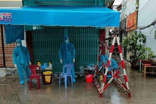 Tình nguyện viên chống dịch Covid-19 mòn mỏi ngóng hỗ trợ