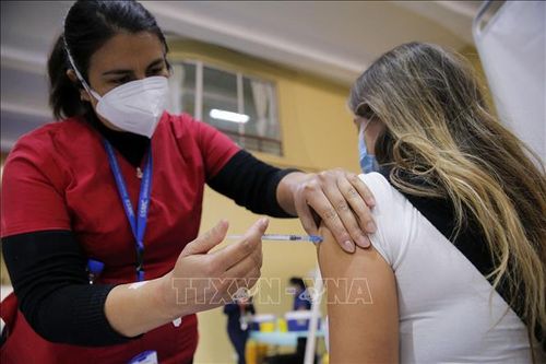 Sống chung an toàn với COVID-19: Chile triển khai tiêm mũi vaccine thứ 4