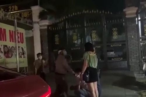 Clip: Bắt gặp vợ cùng nhân tình trên đường, người chồng nói một câu đầy chua chát khiến tất cả xót xa