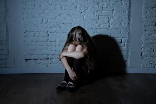 Ân ái với bạn trai và ép con cùng xem phim 'nóng', lời giải thích của người mẹ gây phẫn nộ