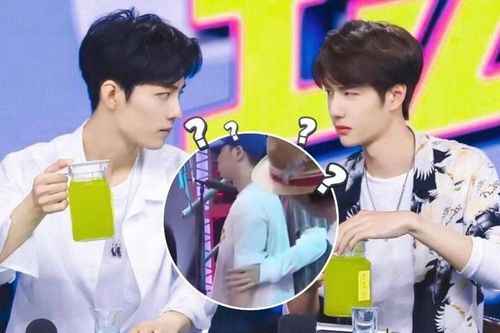 Vương Nhất Bác 'vuốt ve' chàng trai khác trên sân khấu, fan réo tên Tiêu Chiến đòi 'tới công chuyện'