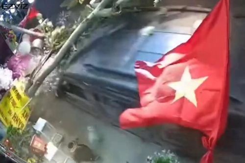 Clip: Ô tô bất ngờ lao tới húc văng 2 xe máy, san bằng cây hoa trước cửa nhà dân