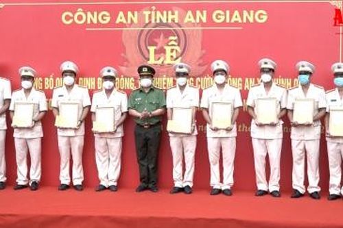 Công an An Giang công bố quyết định điều động, bổ nhiệm công an xã chính quy