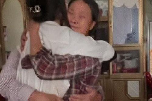Giấu gia đình ngày trở về Việt Nam, cô gái khiến bố mẹ òa khóc khi vừa thấy bóng con