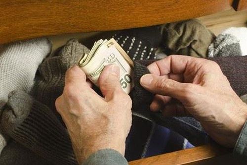 Phát điên khi phát hiện bí mật về cọc tiền chồng giấu trong ngăn kéo