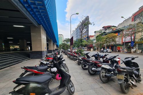Thí điểm trông giữ xe máy có thu tiền cho khách đi tàu điện Cát Linh- Hà Đông
