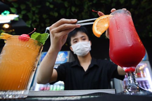 Thiếu lao động dịp Tết, chủ quán ở TP.HCM chạy bàn thay nhân viên