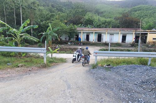 Sắp đưa vào khai thác, người dân vẫn mở lối đi tự phát vào cao tốc La Sơn - Túy Loan