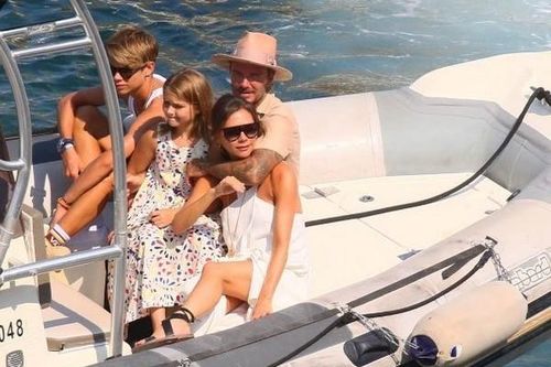 Gia đình David Beckham vui chơi trên du thuyền 150 tỷ